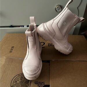 Great Condition Girls Converse  Light Pink Ankle Boots Size 11.5